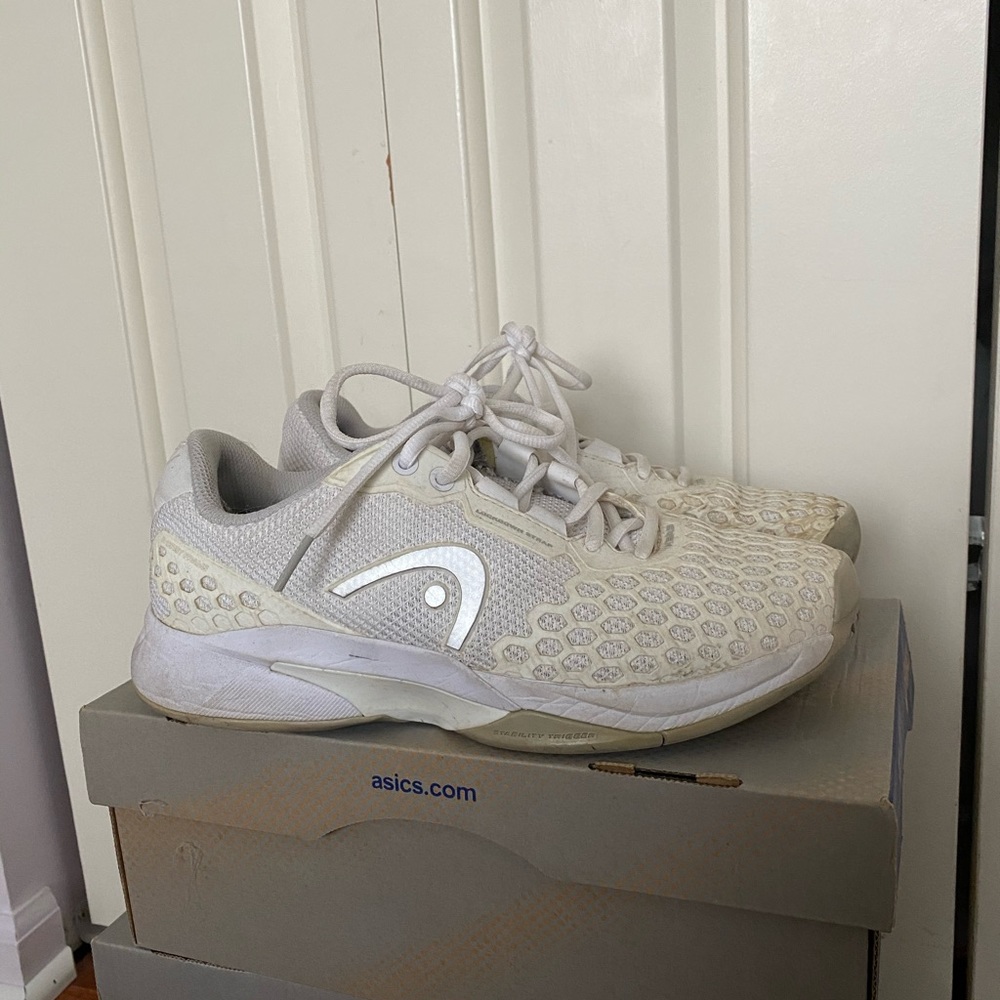 white head tennis shoes